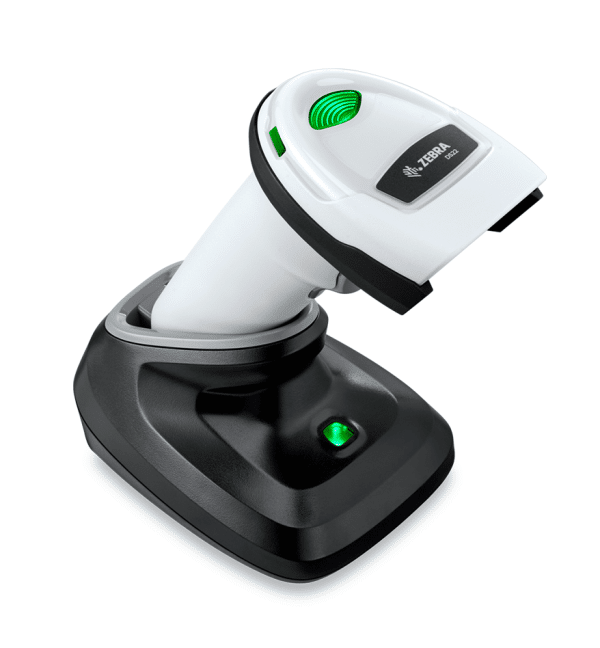 Le Scanner Zebra DS2200 blanc posé sur son socle chargeur: lecture avancée 1D/2D, connectivité flexible, robuste et ergonomique.