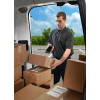Le livreur scanne un code-barre avec son terminal mobile CT45 d'Honeywell. Il a beaucoup de cartons dans son camion de livraison.