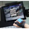 Scanner LEO Proglove Photo d'une personne qui port le produit et qui scanne un QR code