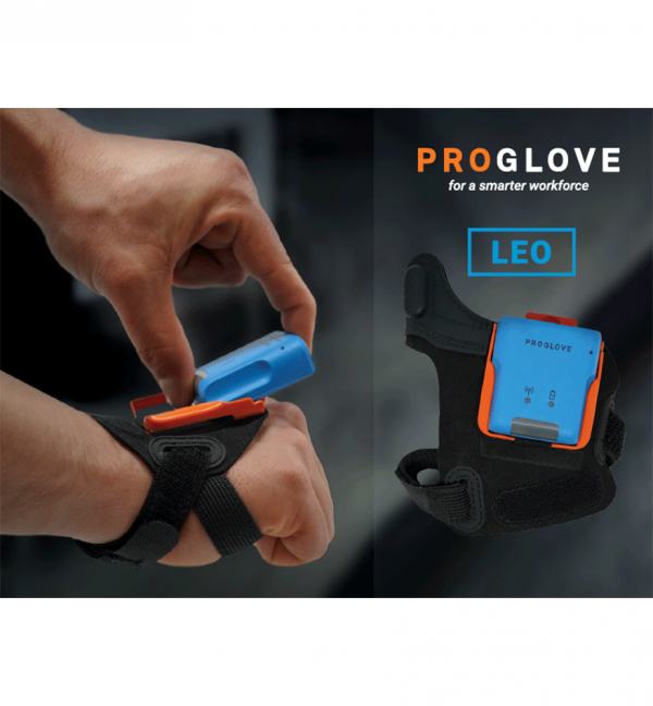 Scanner LEO Proglove photo d'une personne qui installe le produit dans son support à son poignet