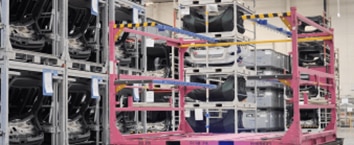 Dans une usine un robot approvisionne une chaîne de production de manière automatique et porte des charges lourdes
