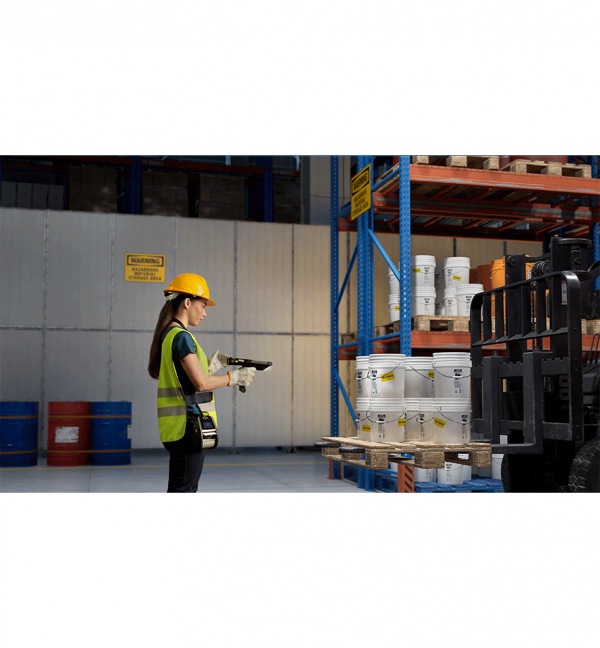 Photo d'une femme qui utilise le terminal MC9400/MC9450 dans un entrpôt