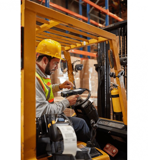 Photo d'un homme qui utilise le terminal MC9400/MC9450 dans un chariot