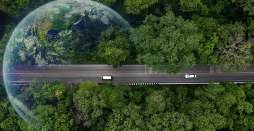 Transport_rse_ecologie_iot_logistique_photo Route à travers une forêt luxuriante avec une sphère terrestre, concept de traçabilité des marchandises IoT.