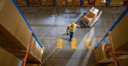 photo_geolocalisation_indoor_article_photo_entrepot_ouvrier Employé dans un entrepôt utilisant la géolocalisation indoor IoT pour localiser les équipements.