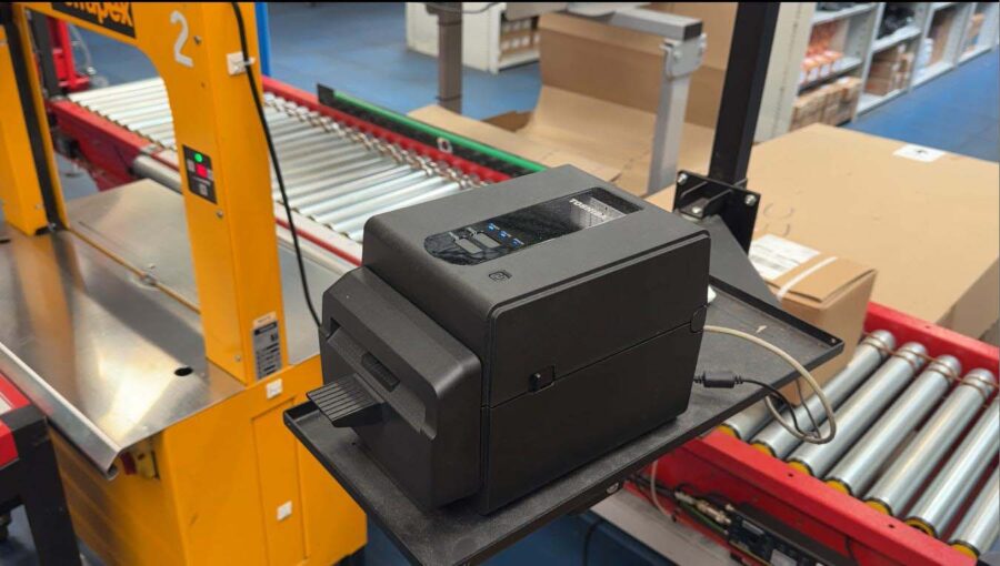 Linerless Toshiba Imprimante linerless Toshiba sur une ligne d'emballage, étiquetage écoresponsable.