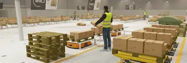 entrepôt robot amr carton logistique