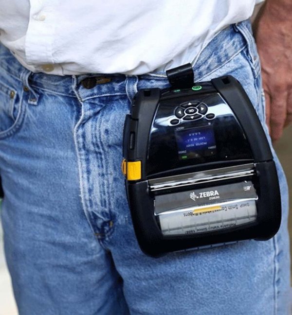 photo produit imprimante mobile ZQ630 en utilisation suspendu sur un jean