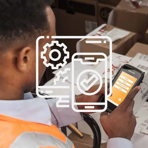 Employé utilisant un logiciel supply chain sur un appareil mobile pour la gestion des stocks.