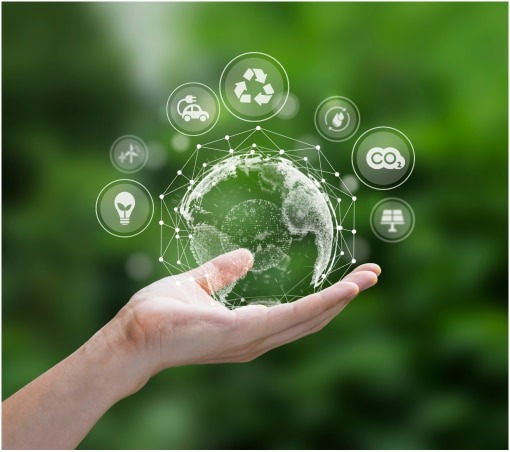 Main tenant la planète Terre avec des icônes d'énergie verte. GROUPE WIIO.