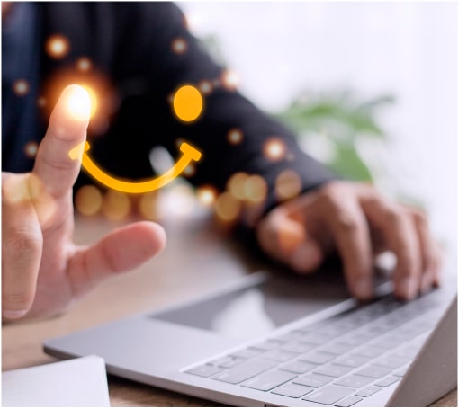 Personne utilisant un ordinateur portable avec un smiley GROUPE WIIO