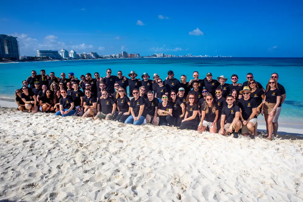 Groupe WIIO sur la plage, éditeur et intégrateur de solutions pour la Supply Chain, ciel bleu et mer turquoise.