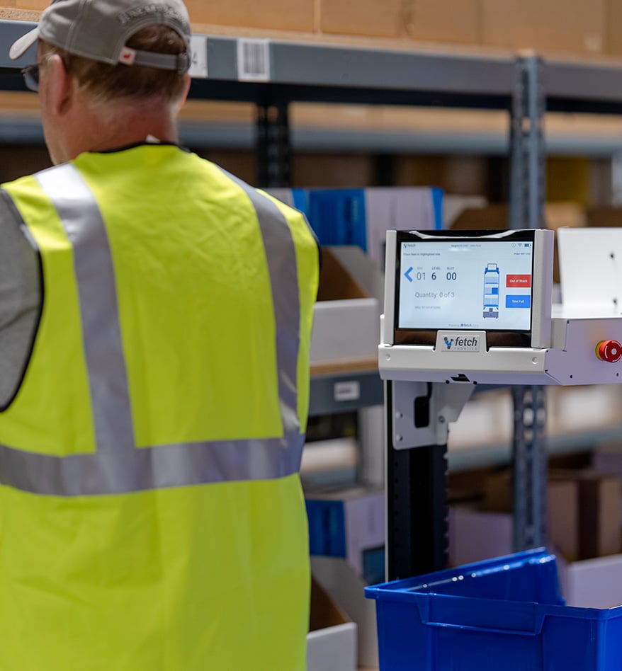 Employé d'entrepôt utilisant un robot AMR Zebra Flex. Écran affichant "Quantité 0 sur 3".