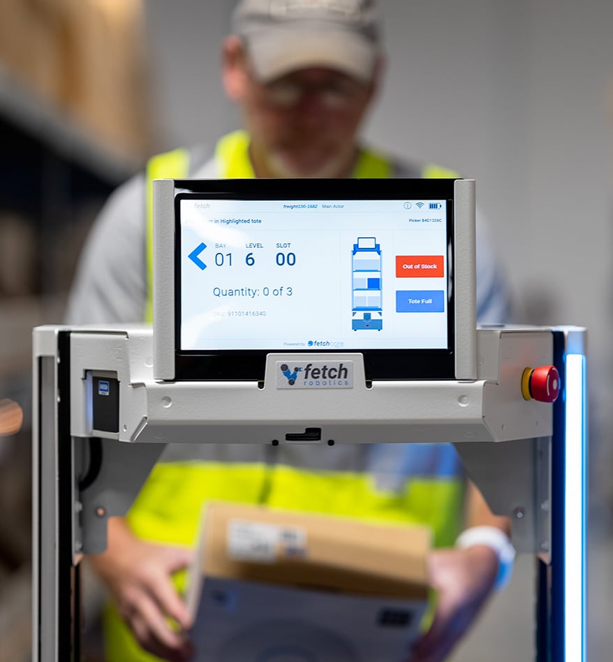 Robot AMR Zebra Flex en entrepôt avec écran affichant les détails de la commande : emplacement, quantité et statut du stock.