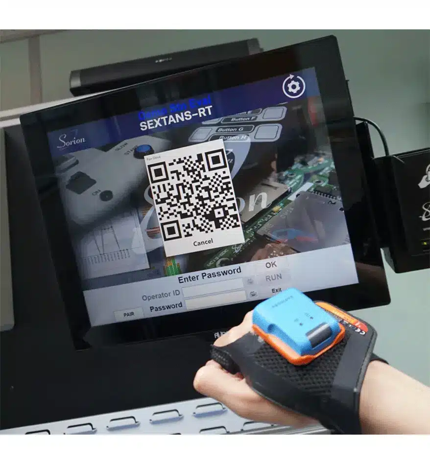 Scanner mains-libres Proglove LEO utilisé avec un écran affichant un code QR pour l'identification.