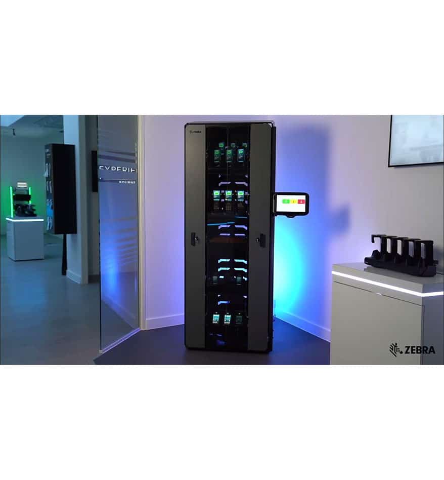 Armoire intelligente Zebra pour chargement et stockage d'appareils, avec écran tactile.
