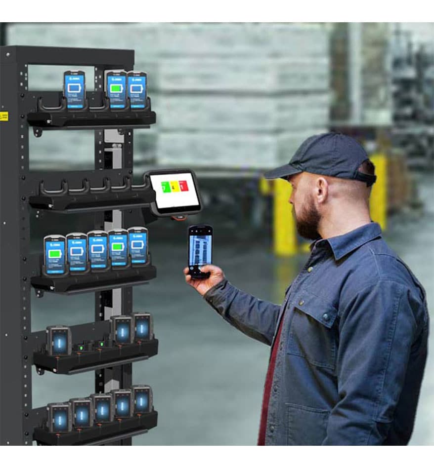 Armoire intelligente Zebra : Employé vérifiant l'état de chargement des appareils Zebra dans une armoire.