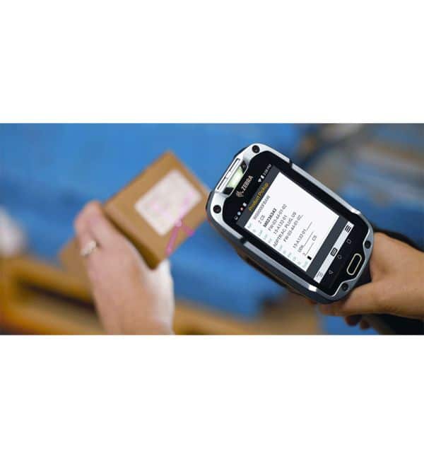 Terminal TC8300 Zebra utilisé pour scanner un colis, écran affichant des informations logistiques.