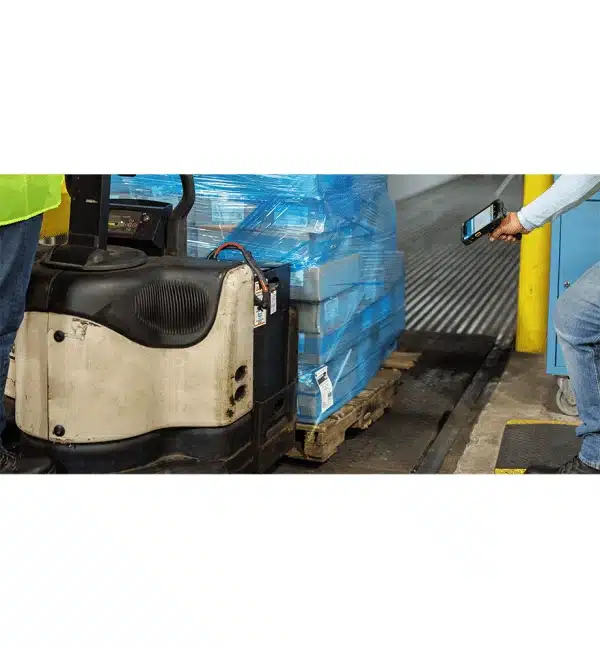 Terminal mobile Zebra TC73/78 utilisé sur un chariot élévateur avec des palettes emballées.