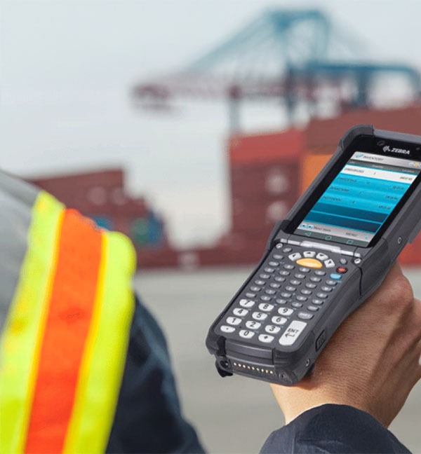 Terminal MC9300 Zebra utilisé dans un environnement industriel portuaire.