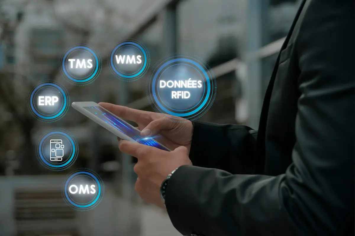 Homme utilisant une tablette avec des icônes de logiciels, dont RFID. Solution logicielle RFID - ARIIUS.