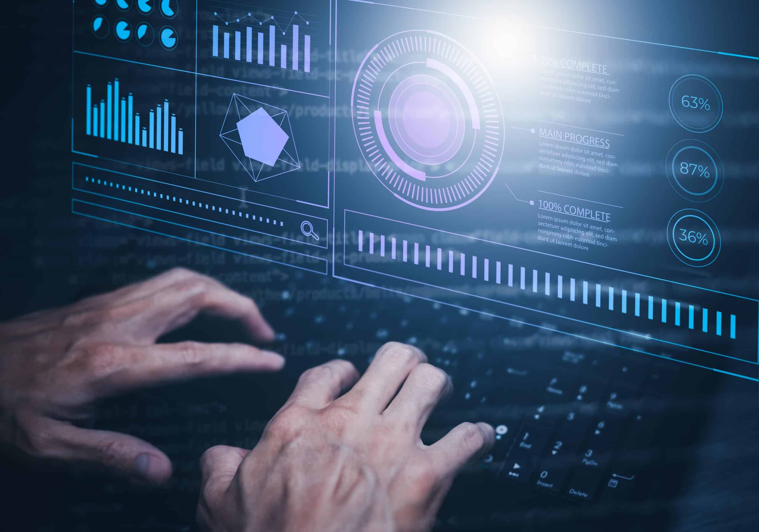 Mains tapant sur un clavier devant un écran de données RFID. Solution logicielle RFID - ARIIUS.