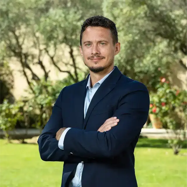 Homme en costume, bras croisés, illustrant les engagements RSE et valeurs WIIO.