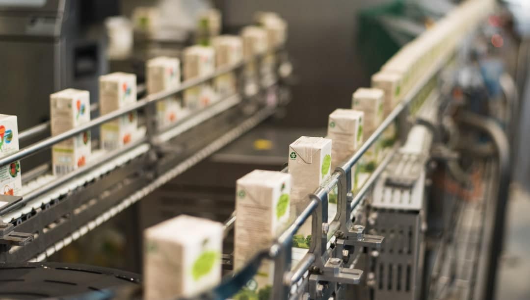 Boîtes sur une chaîne de production. Gestion des activités de production.