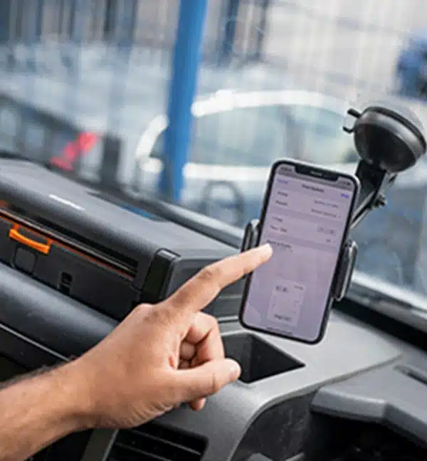 Brother PJ883 imprimante mobile utilisée dans un véhicule, écran de smartphone visible.