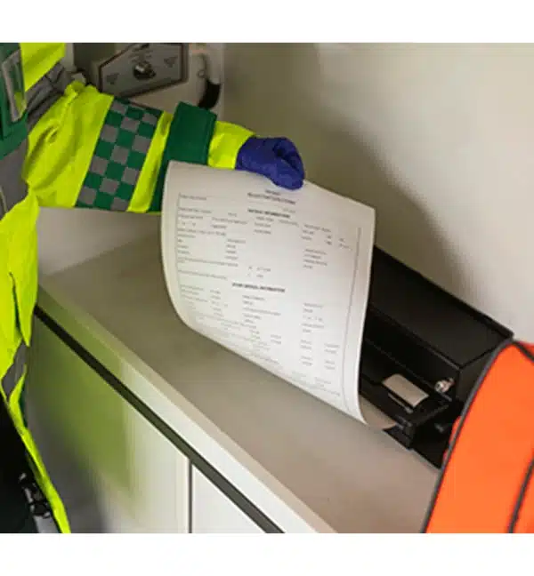 Ambulancier imprimant un document avec une imprimante mobile Brother PJ883.