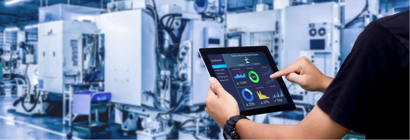 Tablette affichant un logiciel RFID ARIIUS dans une usine moderne.