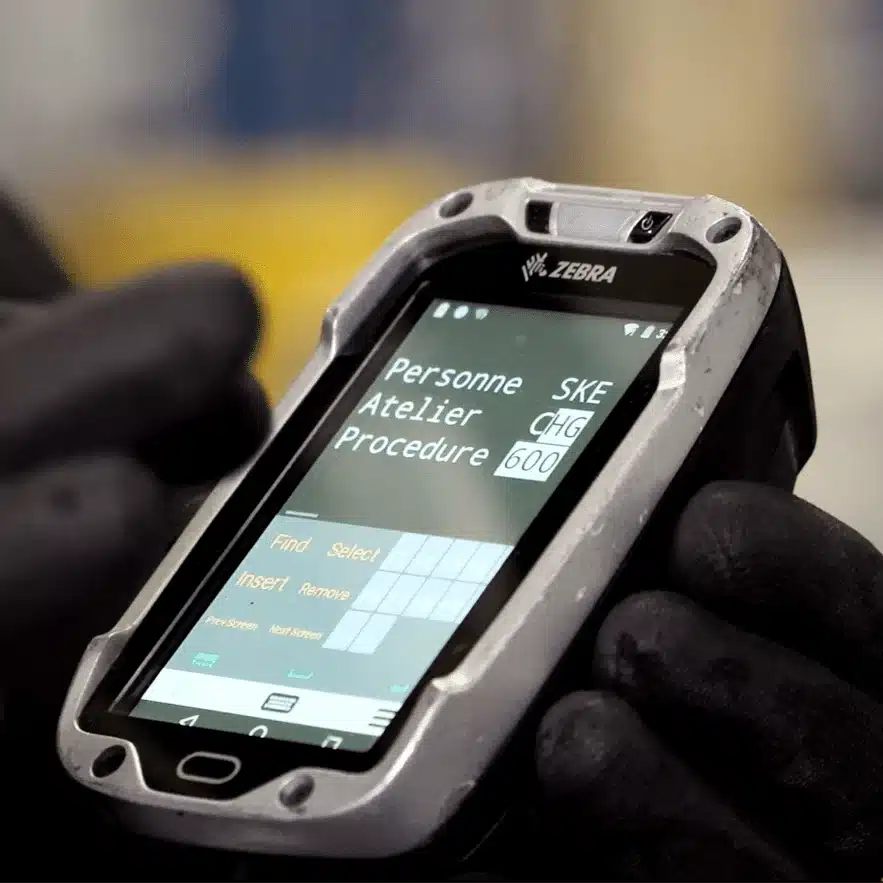 Terminal Zebra utilisé dans l'étude de cas RAJA, affichant "Personne SKE, Atelier CHG, Procedure 600".