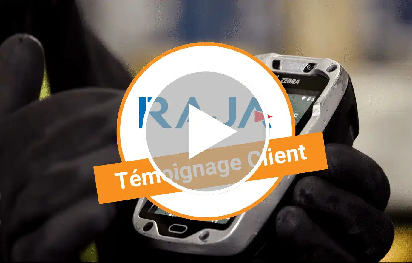 Témoignage client RAJA : Un employé utilise un terminal mobile Zebra.
