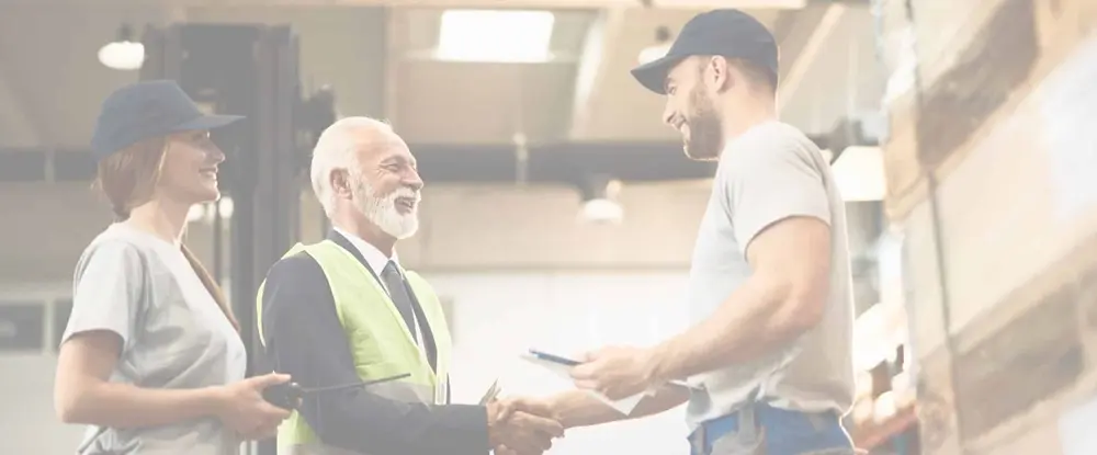 Cas clients WIIO : Employé serrant la main d'un superviseur dans un entrepôt.