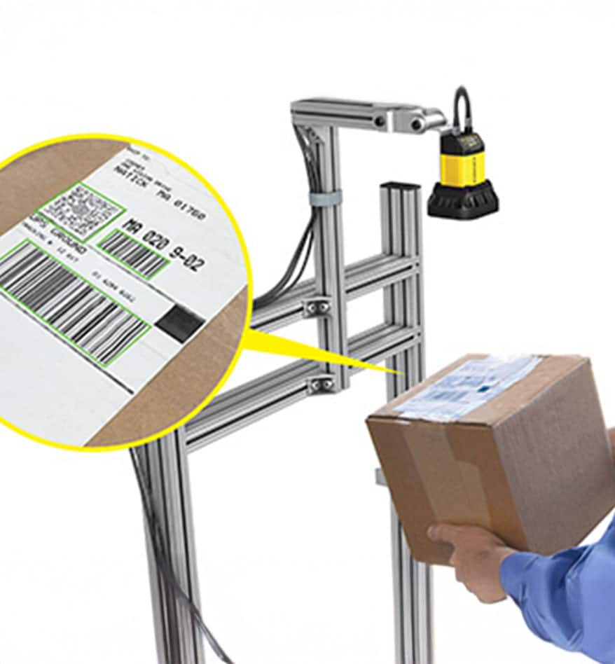 Lecteur fixe Cognex DataMan 370 scannant un code-barres sur un colis. Lecture automatisée.