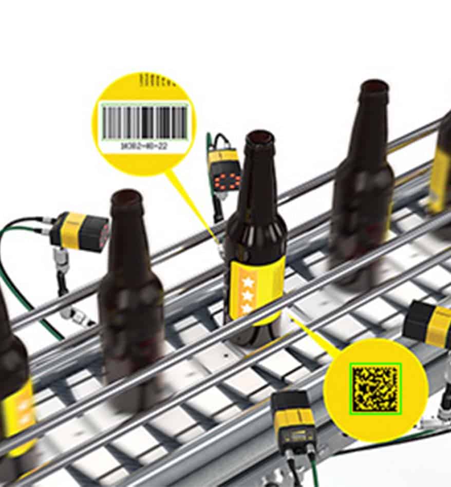 Lecteur fixe Cognex DataMan 370 scannant des codes-barres sur des bouteilles sur une chaîne de production.