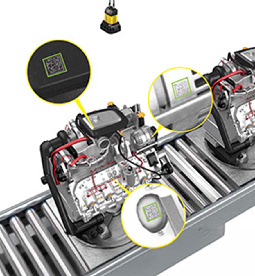 Lecteur fixe Cognex DataMan 370 scannant des codes sur des moteurs sur une chaîne de montage.