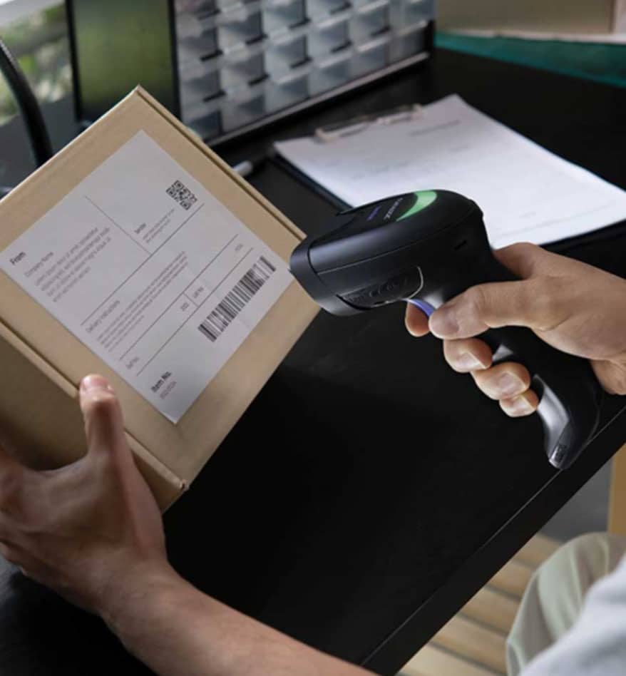 Scanner Datalogic QuickScan 2200 lisant un code-barres sur un colis.