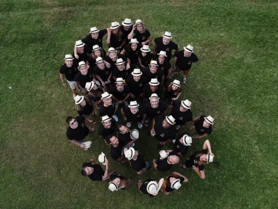 Groupe de personnes avec chapeaux pour recrutement wiio