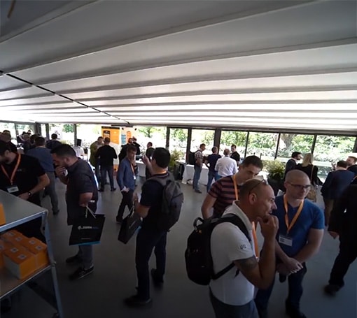 Foule à un événement. Les gens discutent et réseautent dans un espace lumineux.