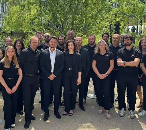 Groupe de personnes lors d'un évènement extérieur.