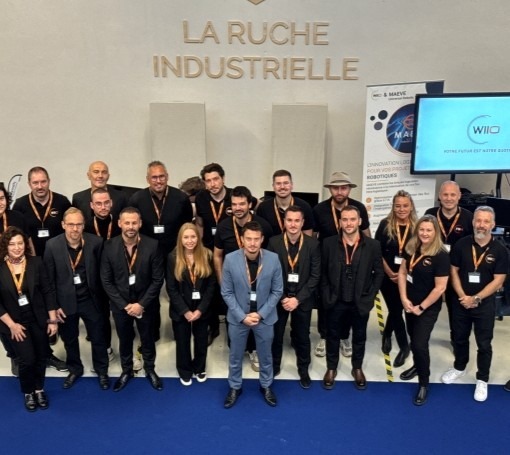 Groupe de personnes à un évènement "La Ruche Industrielle".