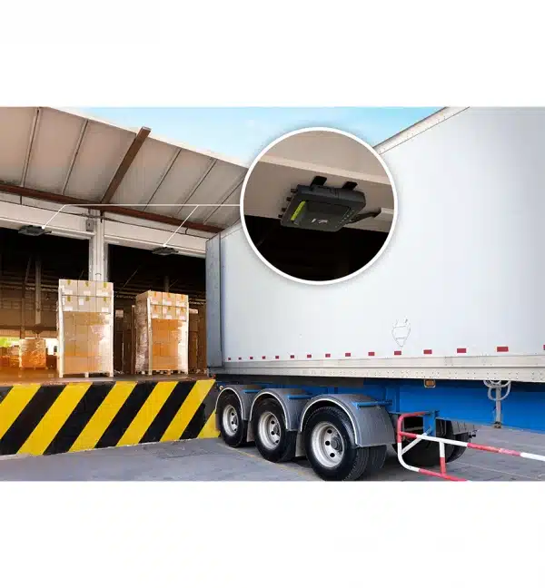 Lecteur RFID fixe Zebra FXR90 installé sur une remorque de camion dans un entrepôt.