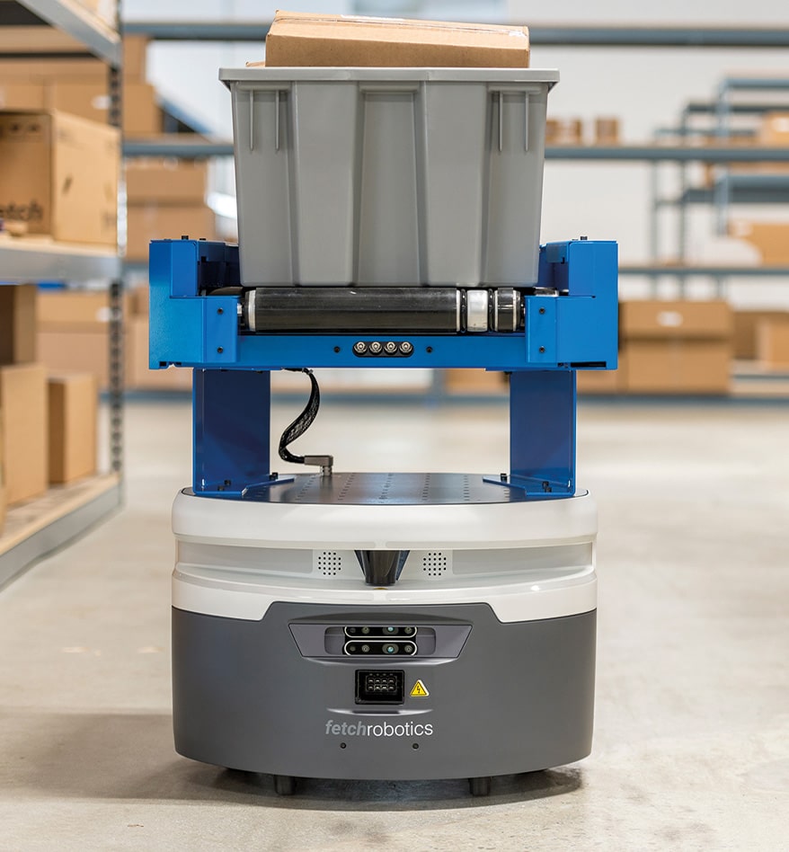 Robot AMR Zebra Roller Series transportant un conteneur dans un entrepôt.