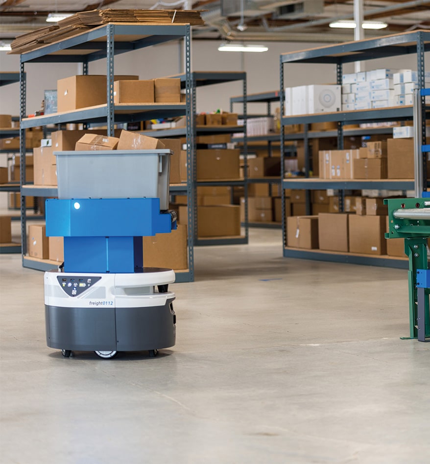 Robot AMR Zebra Roller Series transportant des boîtes dans un entrepôt.