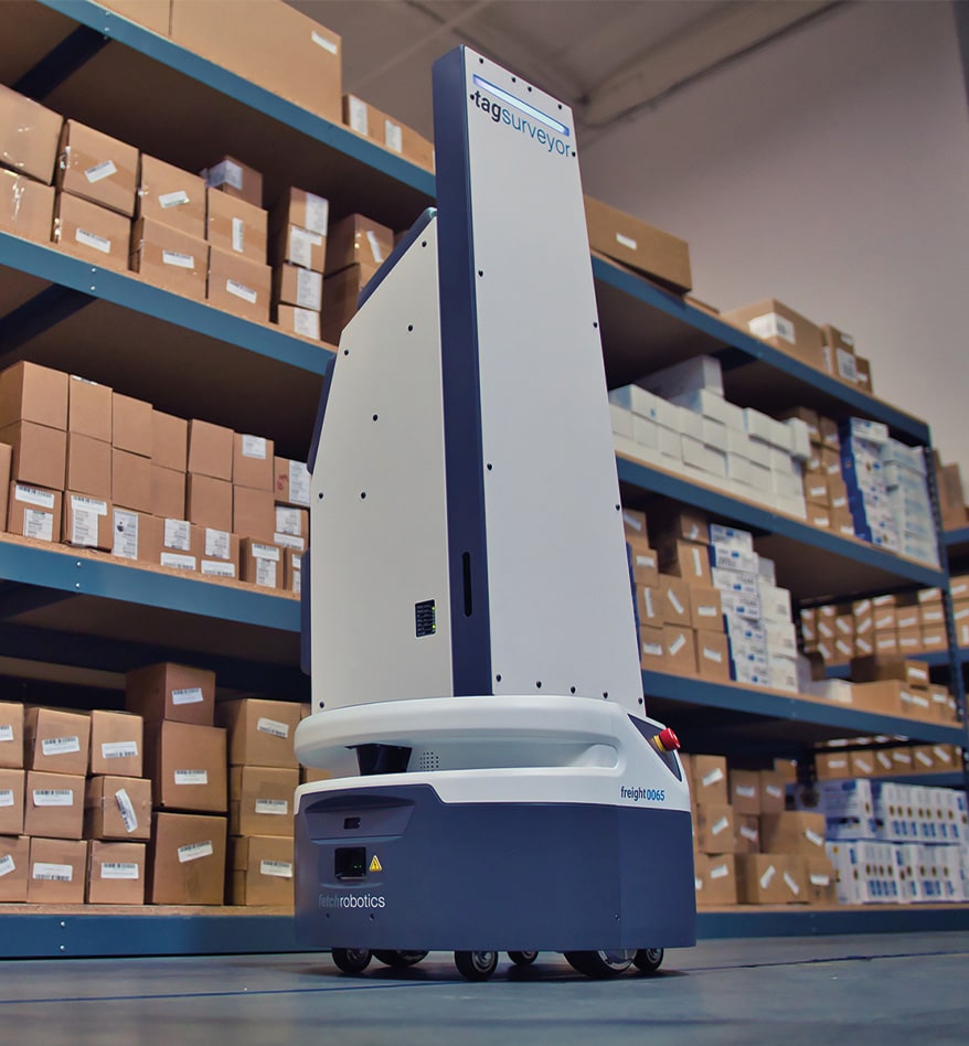 Robot AMR Zebra TagSurveyor RFID dans un entrepôt, scannant des étiquettes.