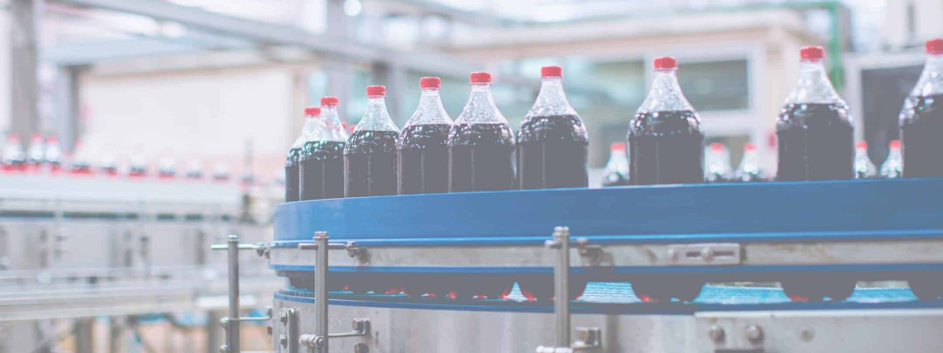 Bouteilles de soda sur une ligne de production, gestion des activités de production.
