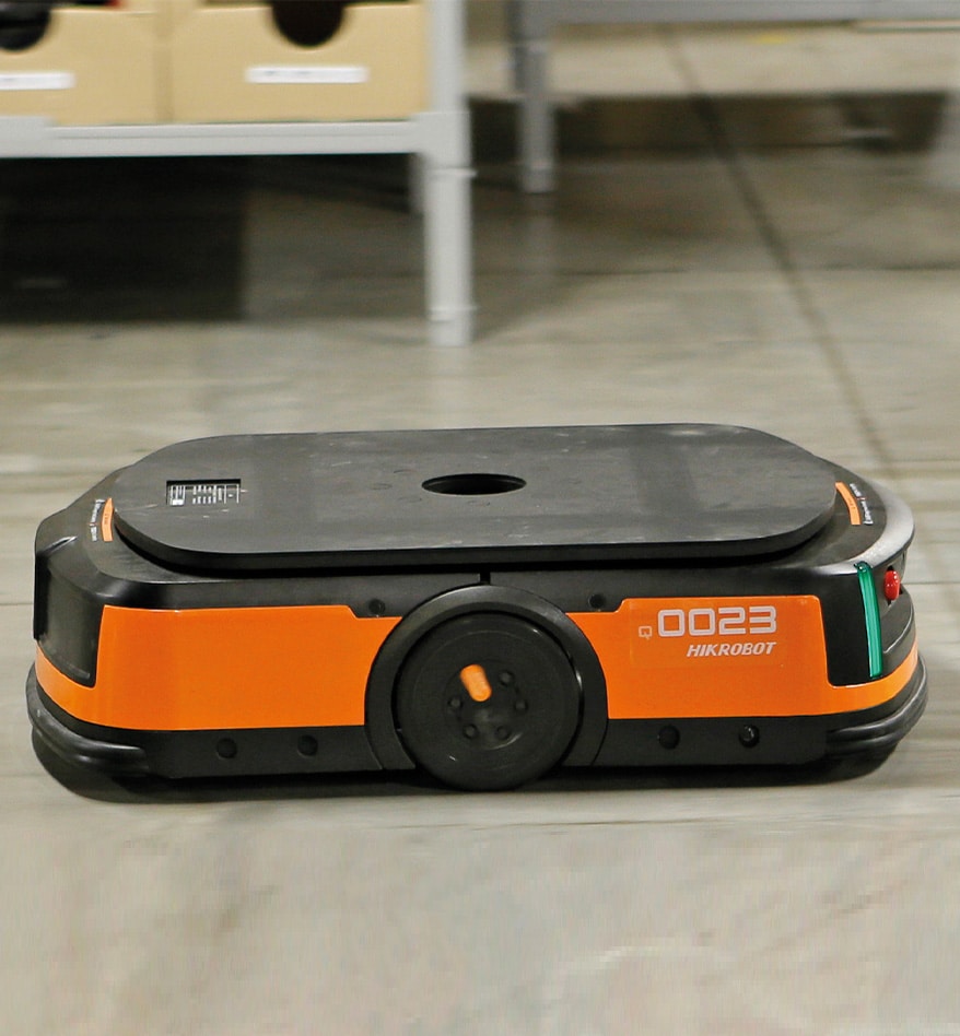 Robot mobile LMR HIKRobot orange et noir dans un entrepôt. 0023 HIKROBOT visible.