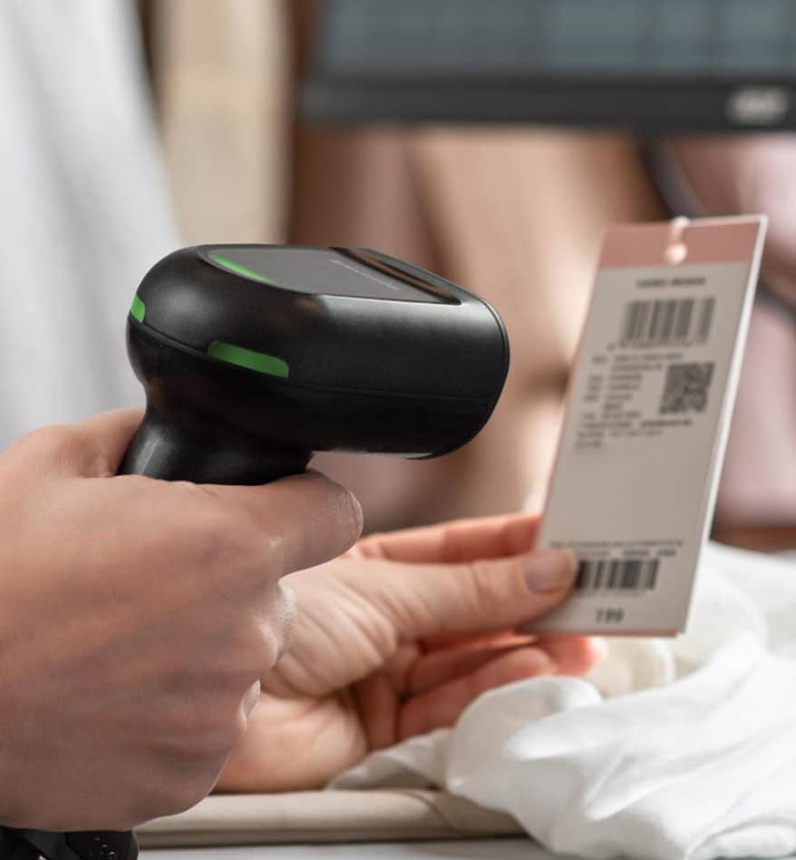 Scanner Honeywell Xenon Ultra 1962 lisant un code-barres sur une étiquette d'article.