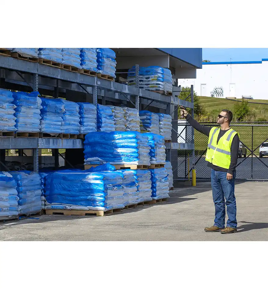 Ouvrier utilisant un scanner durci Honeywell Granit dans un entrepôt.